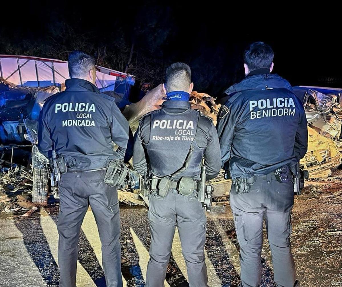 Agentes de las policías locales de Benidorm, en colaboración con cuerpos de otras poblaciones en la dana.