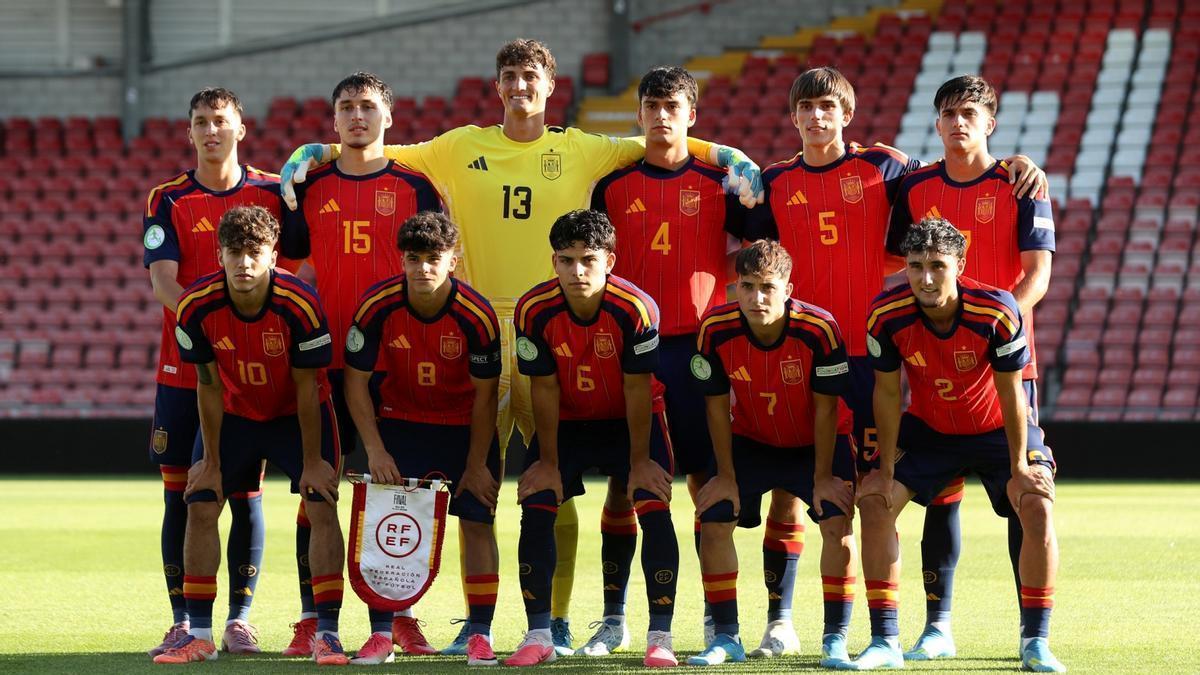 Andrés Cuenca, con el número 5, segundo derecha de pie, antes del inicio de la final del Europeo sub 19.