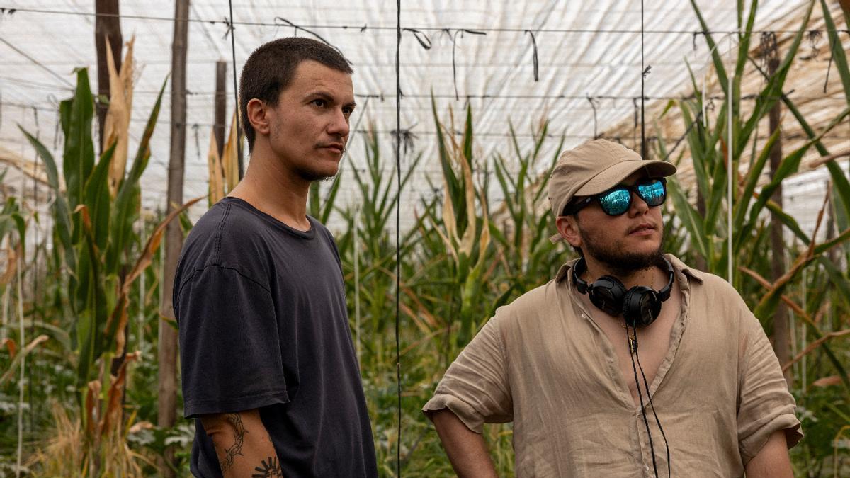 El actor Silver Chicón junto al director Ian de la Rosa.