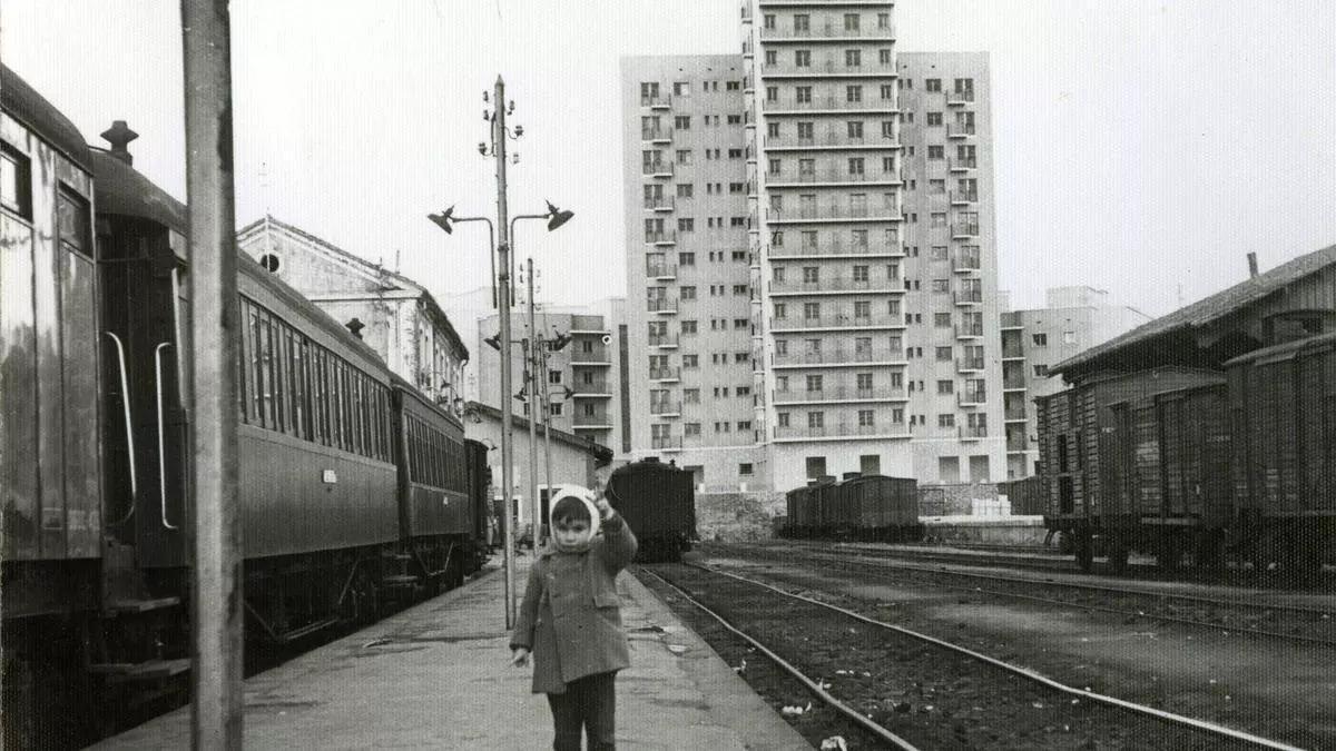 Un niño en la estación de tren de Cáceres durante la década de los 60.