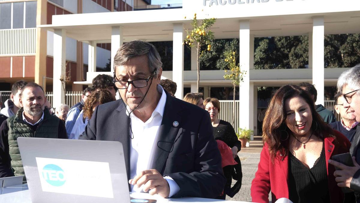 El nuevo rector de la Universidad de Málaga, Teo López, durante la jornada electoral