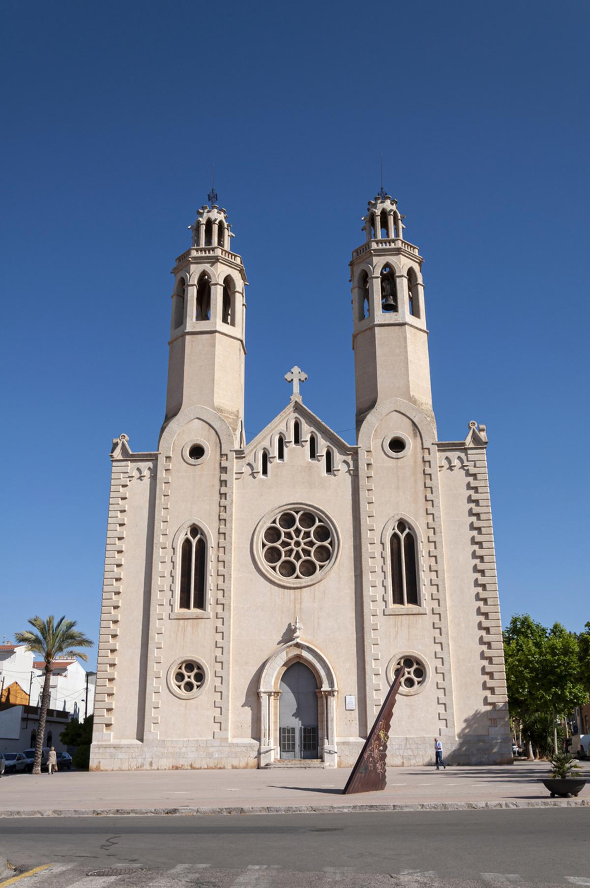 Iglesia neogótica de Sant Pere de Ribes inspirada en Santa María del Mar