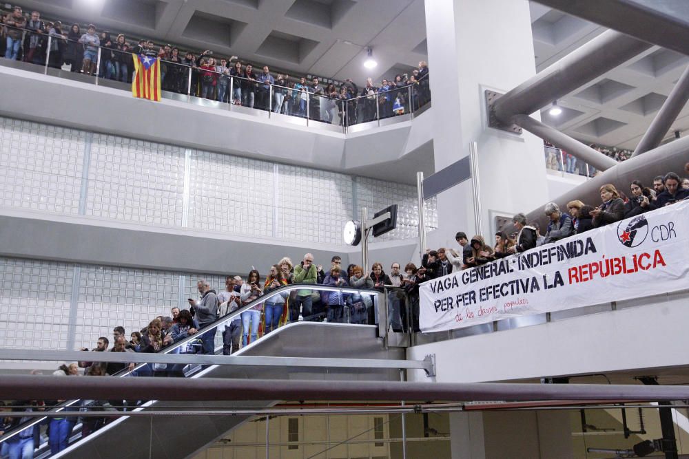 Manifestants tallen les vies del TAV a l'estació de Girona