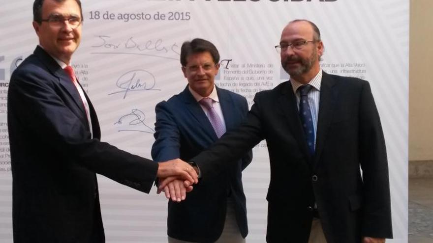 José Ballesta, Francisco Jódar y Luis Rogelio Rodríguez-Comendador sellando el pacto.