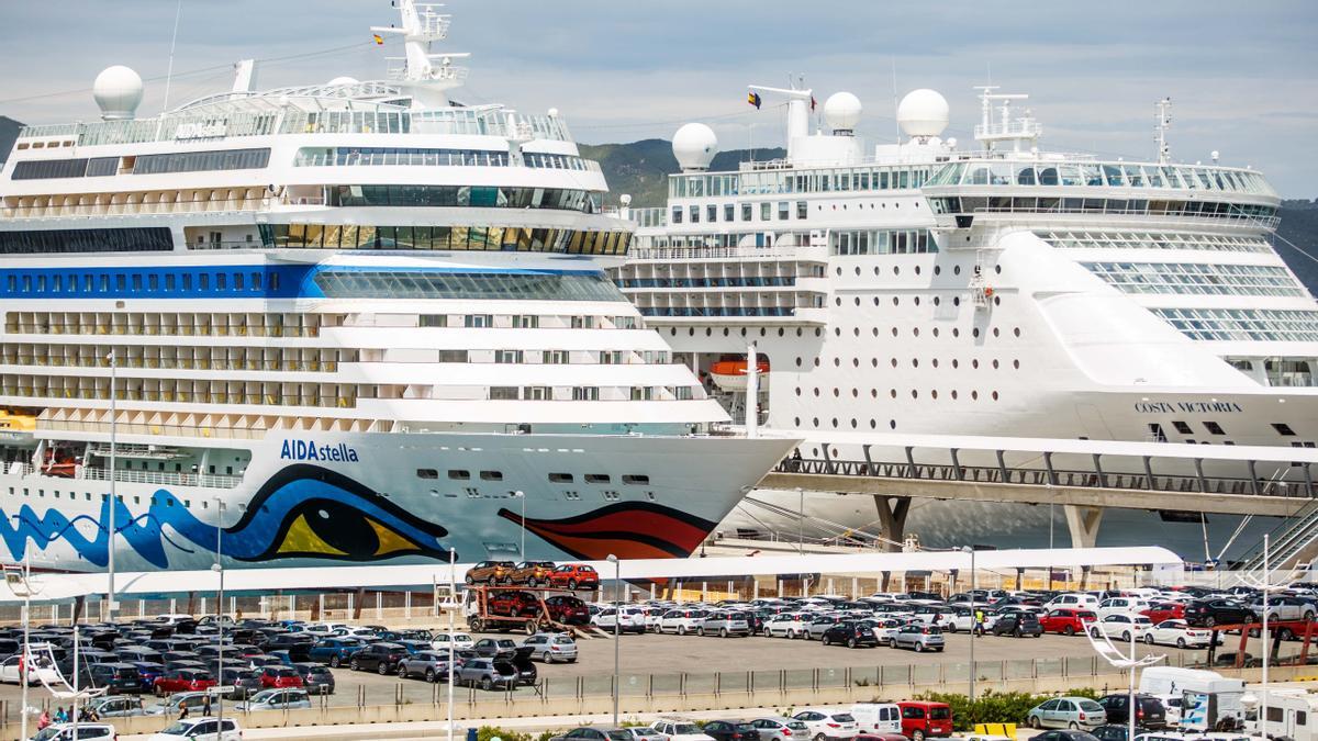 Cruceros amarrados en el puerto de Ibiza en 2019.