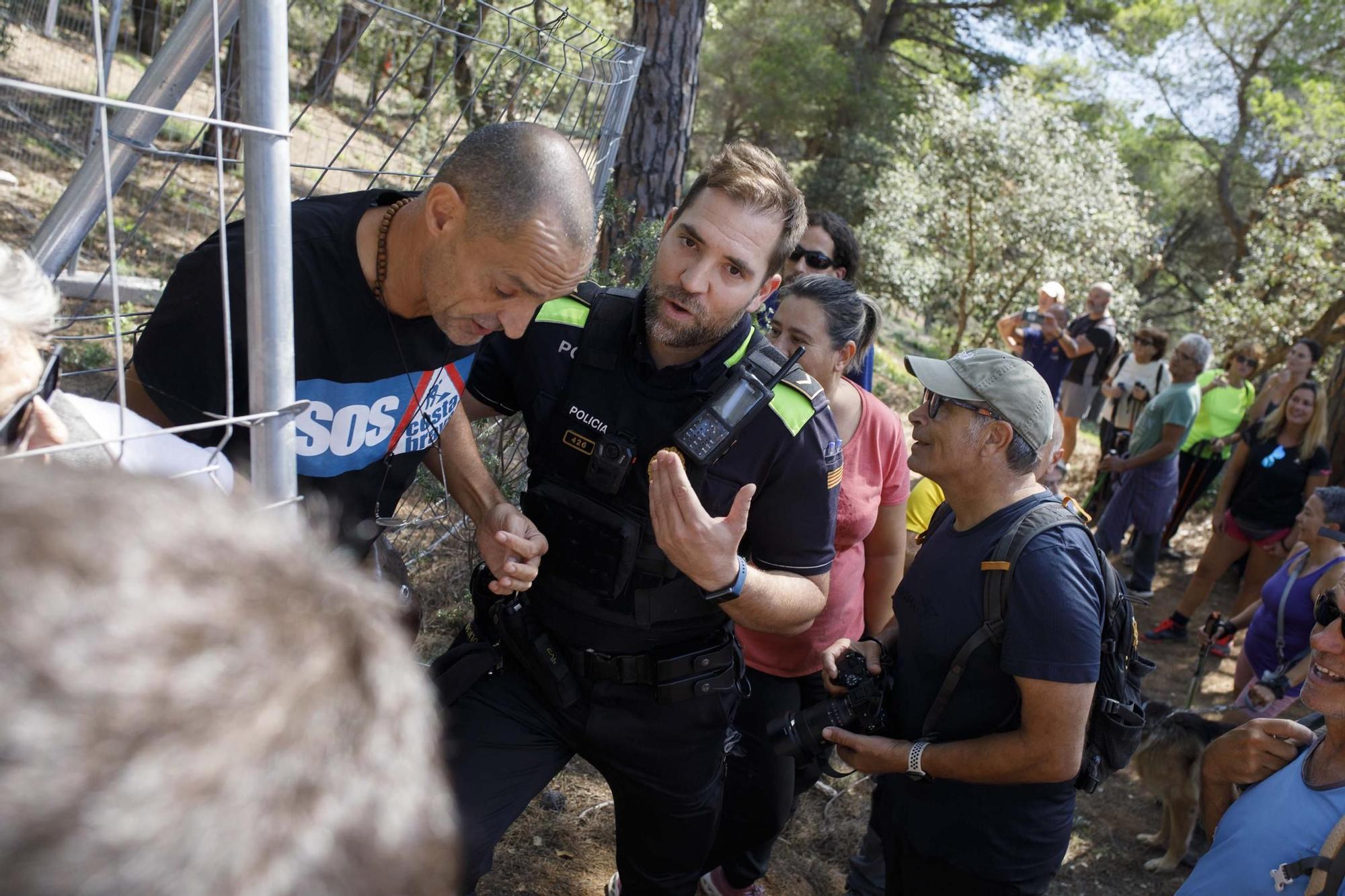 Els activistes han demanat la reobertura del camí de ronda al seu pas per Can Juncadella