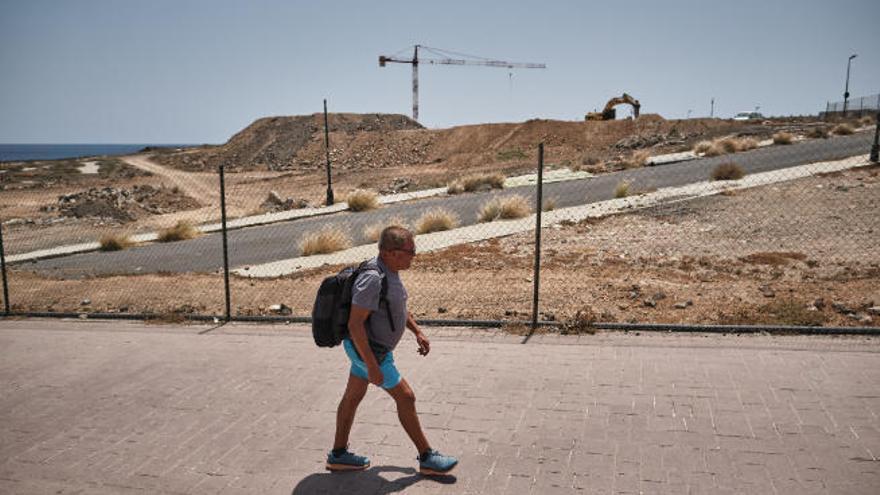 La maquinaria sigue operativa en el solar de Sotavento para construir el hotel La Tejita.