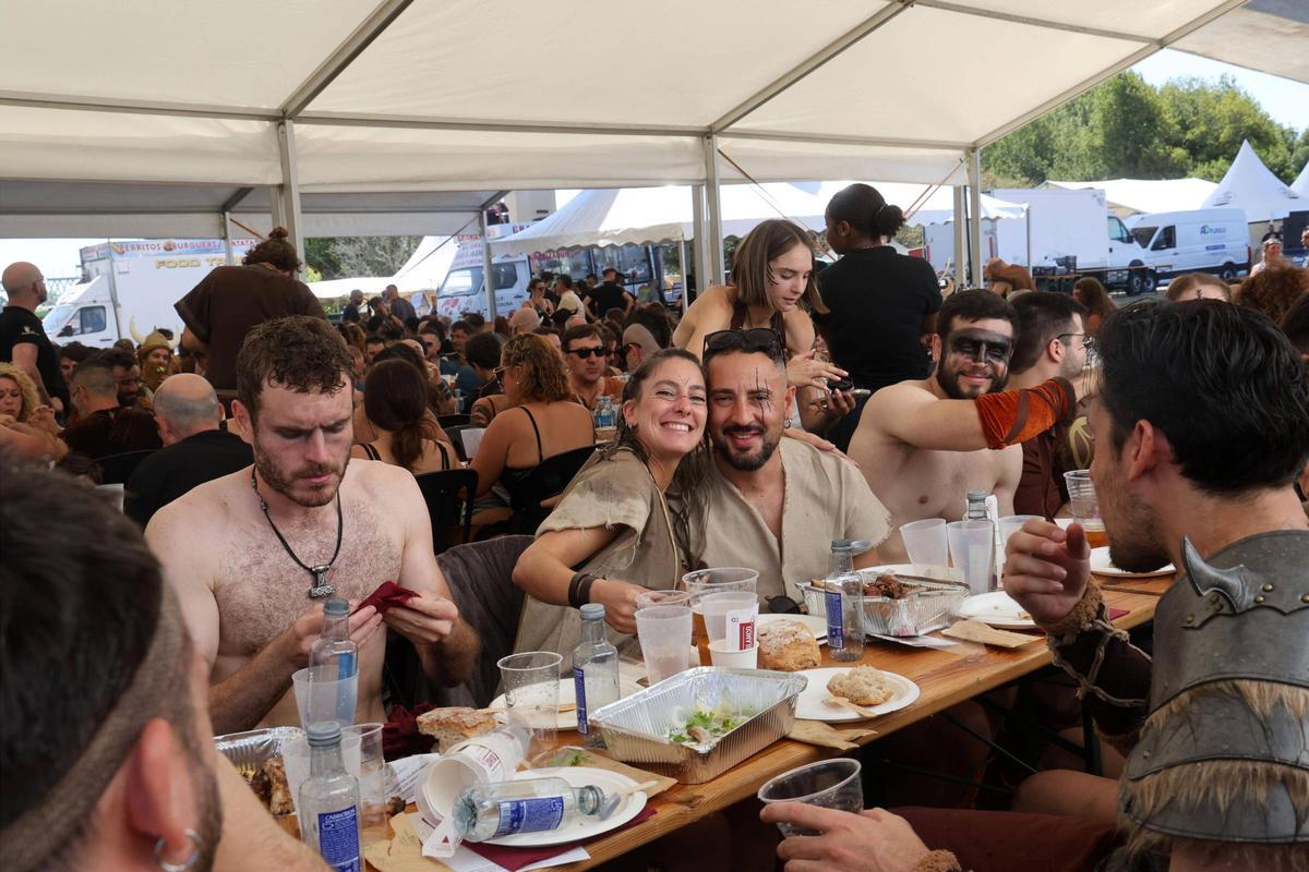 Asistentes al Xantar Vikingo celebrado en las Torres de Oeste de Catoira, donde mañana se celebra el Desembarco de la Romería Vikinga.