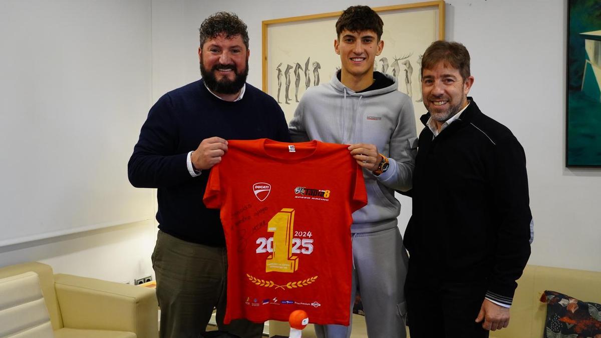 Marco Tapia posa junto a Jaume Llompart y Juan Antonio Estarellas en el Ajuntament de Marratxí