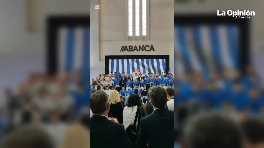 Continúa la celebración del ascenso con la visita de la plantilla y cuerpo técnico al Espacio Avenida de ABANCA