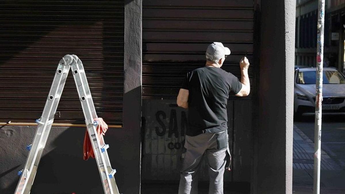 Un trabajador en Málaga.