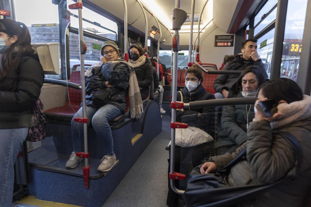 Primer día sin la mascarilla obligatoria en el transporte público