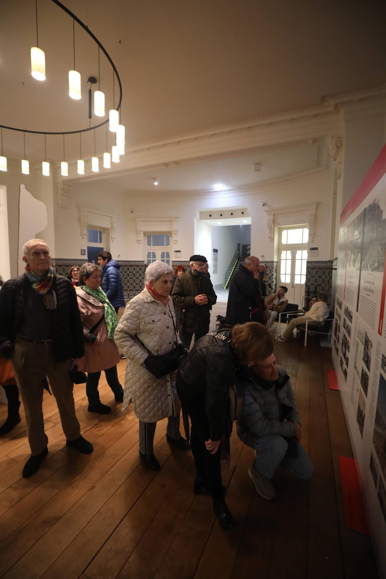 Visitantes en la exposición "Guardianes del tiempo" porganizada por LA NUEVA ESPAÑA