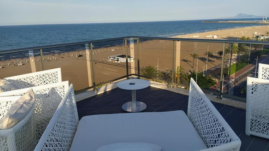 La nueva piscina 'infinity' en la azotea del hotel Bayrén de Gandia