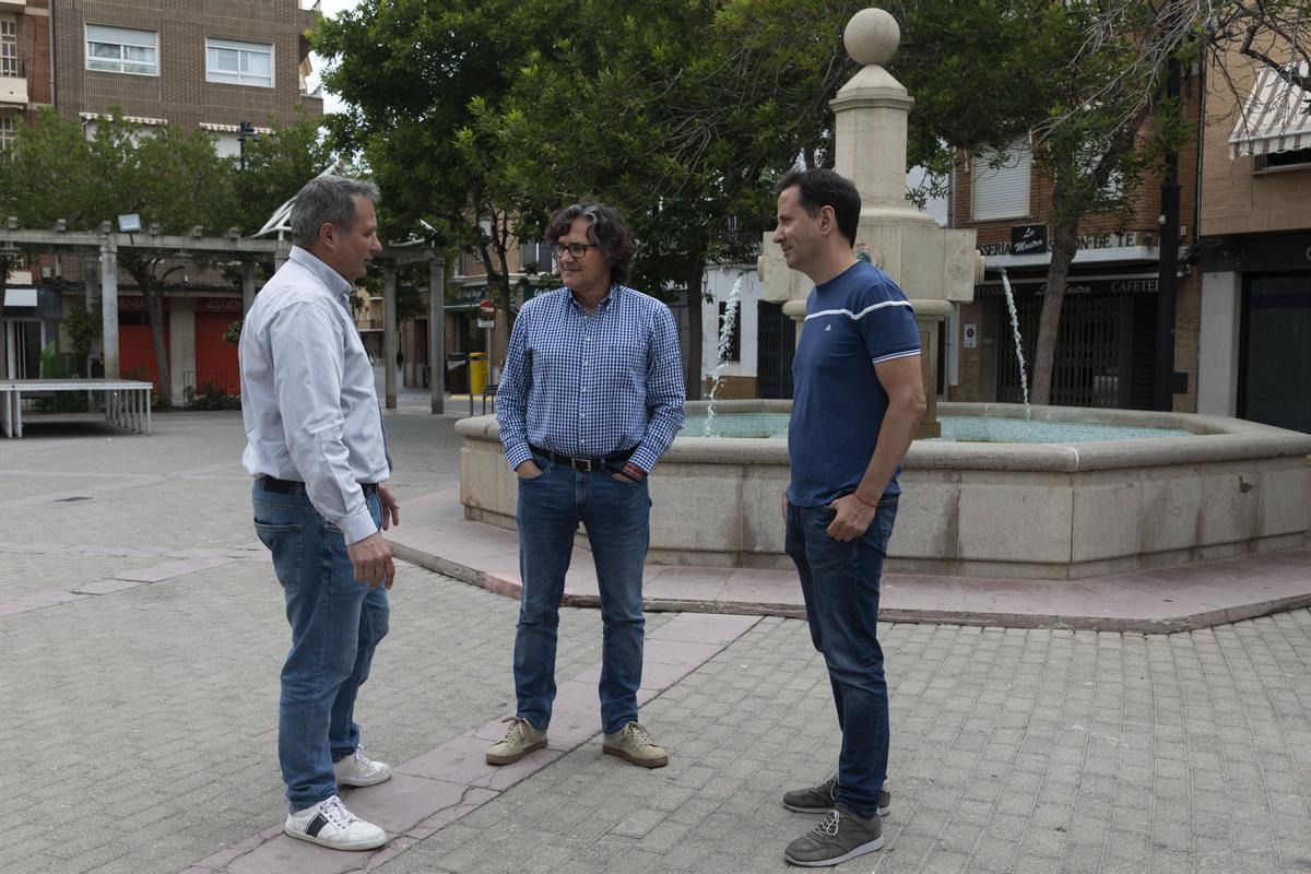 Los tres alcaldes de Compromís charlan en la Plaza Mayor de Meliana