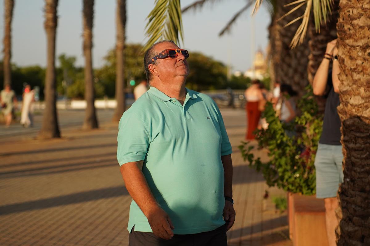 En imágenes: así han vivido los sevillanos el eclipse solar
