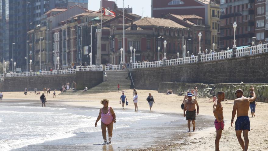 Asturias, de lunes tumbada al sol: “Da gusto, hay mucha gana”