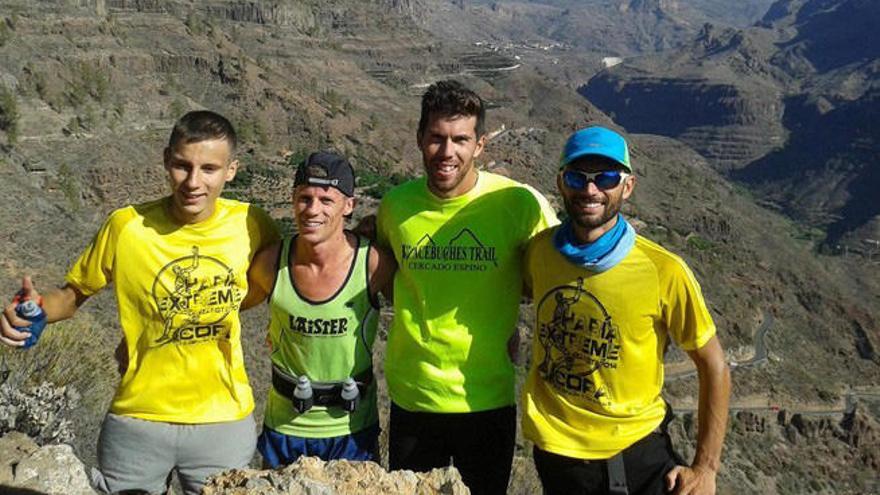 Efrén Segundo (primero por la derecha) junto a otros aspirantes en un pasado entreno de la Acebuches Trail.