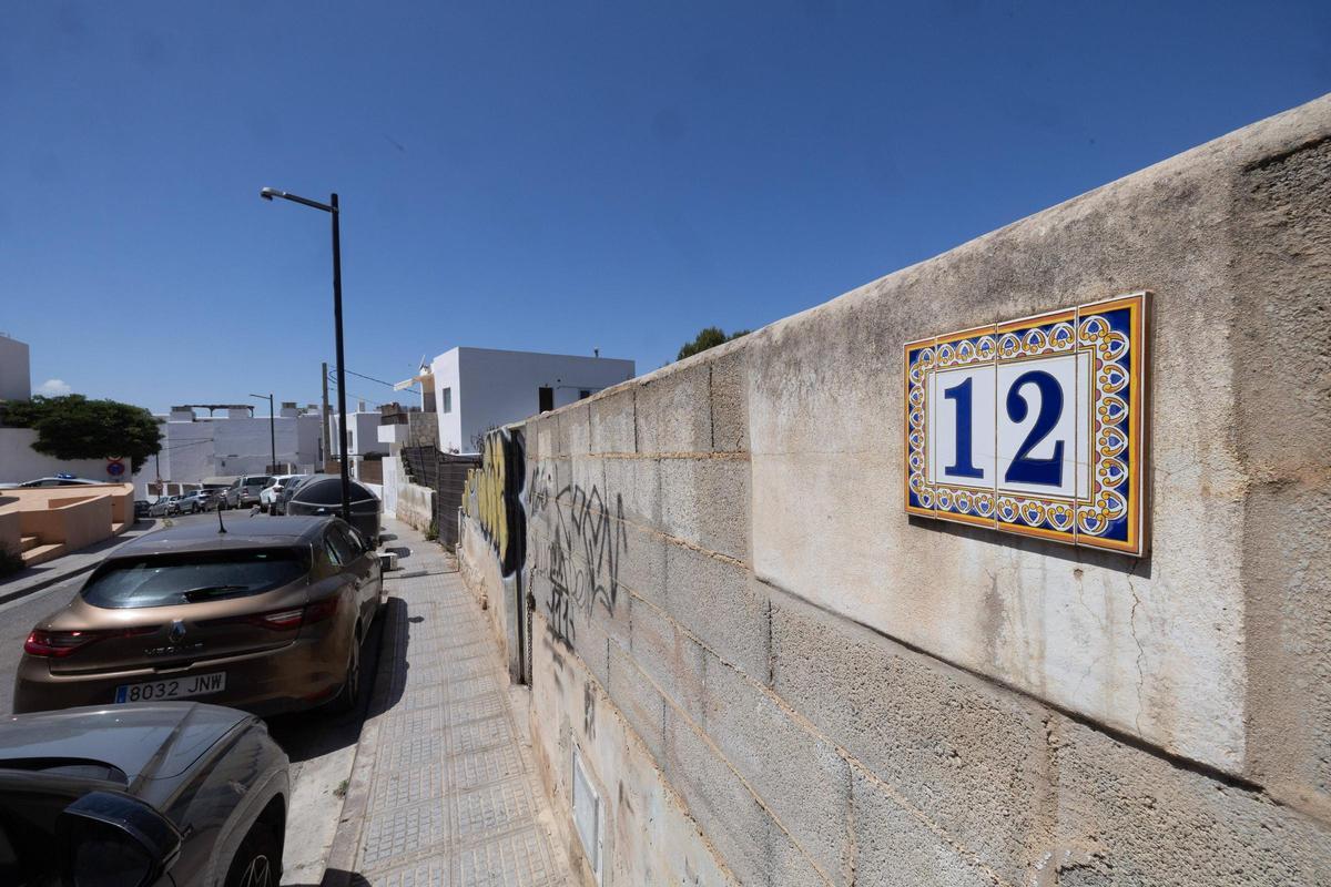 Imágenes del solar okupado de Ibiza con "riesgo real de incidente grave"