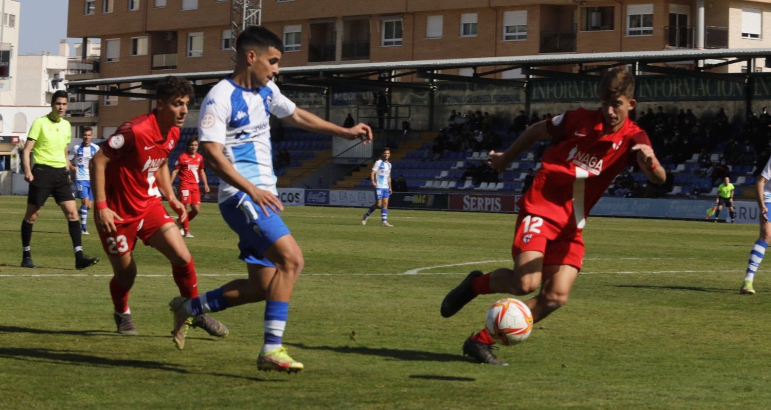 El Alcoyano derrota al Sevilla Atlético gracias a un doblete del central en los diez primeros minutos