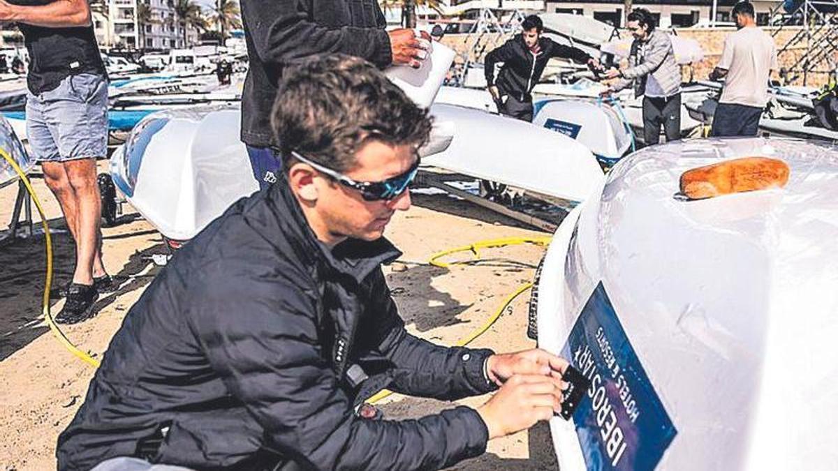 Un regatista prepara su barco en Can Pastilla.