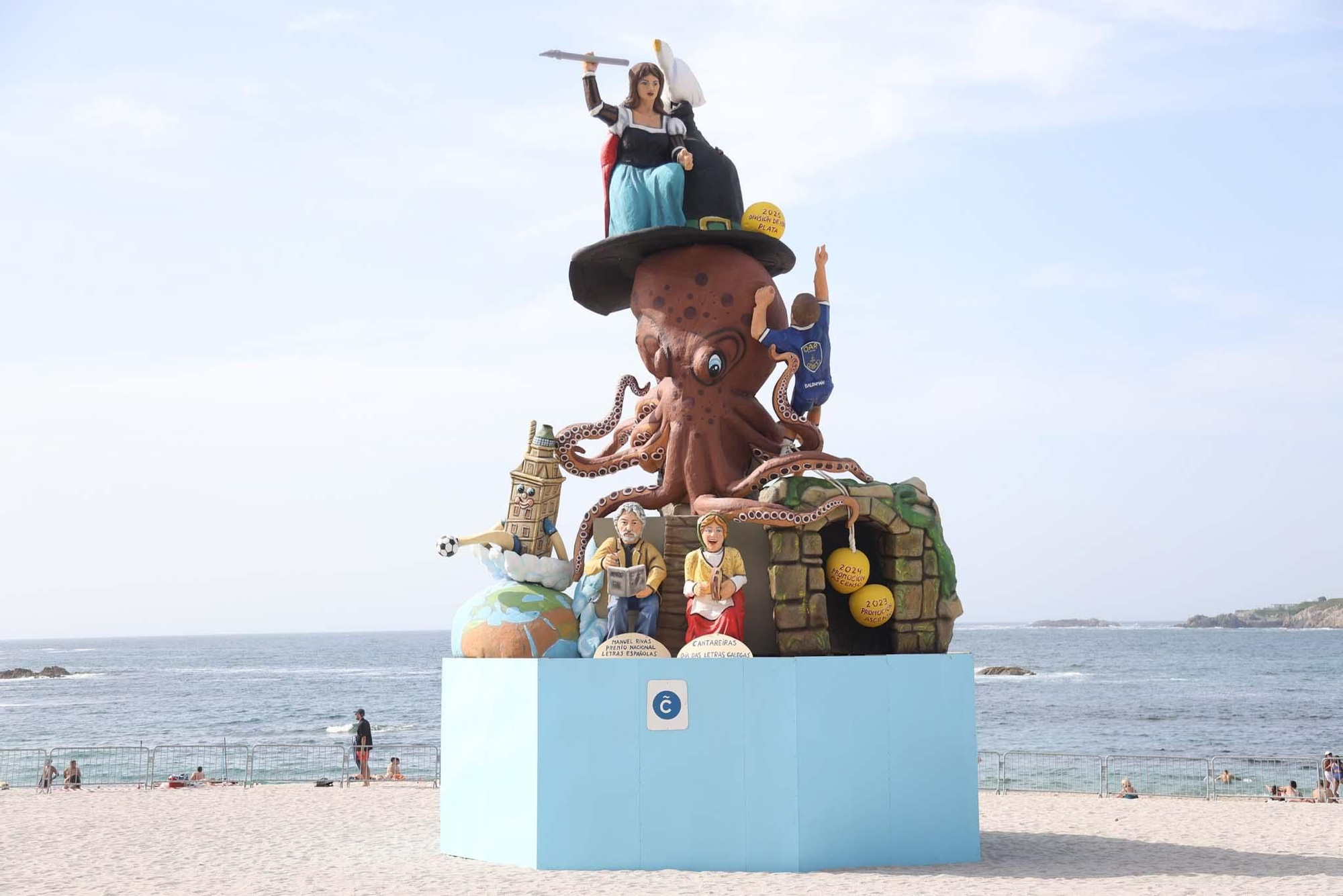 La falla de San Juan que arderá esta noche en la playa de Riazor.