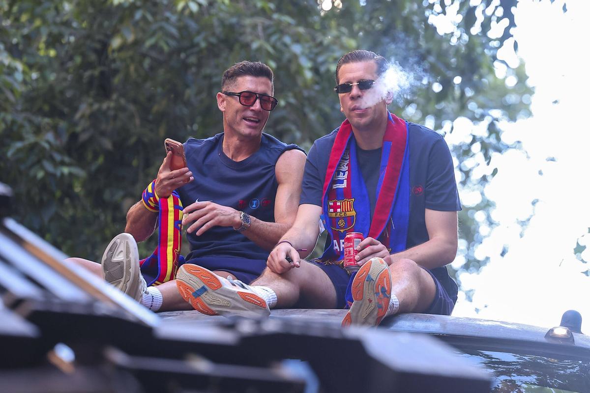 Robert Lewandowski y Wojciech Szczesny, sentados en el capó del autocar durante la rúa de celebración de la conquista de la Liga.