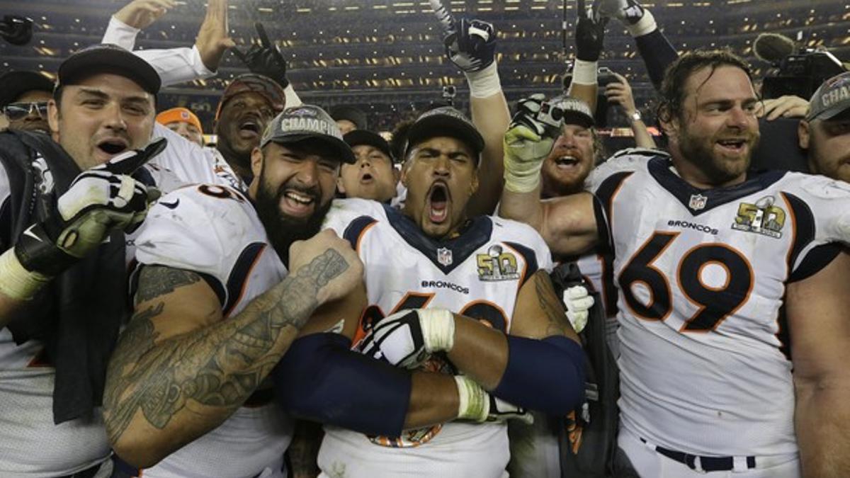 Jugadores de los Broncos celebran la victoria que les convierte en campeones de la Super Bowl 50.