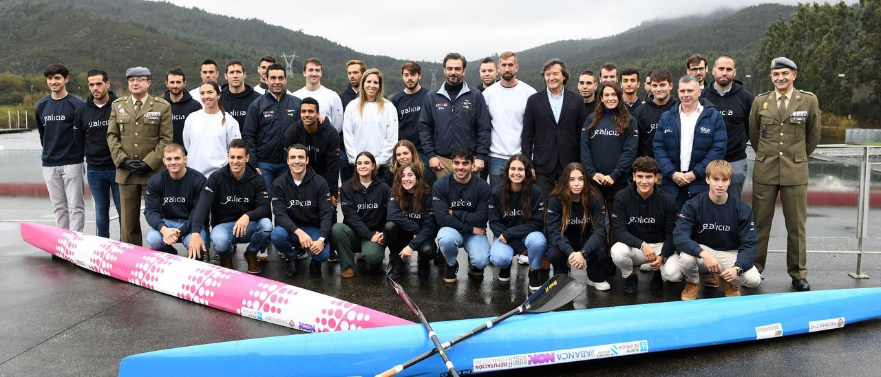 Acto celebrado ayer en el Pontillón do Castro con piragüistas internacionales, entre ellos, varios de O Salnés