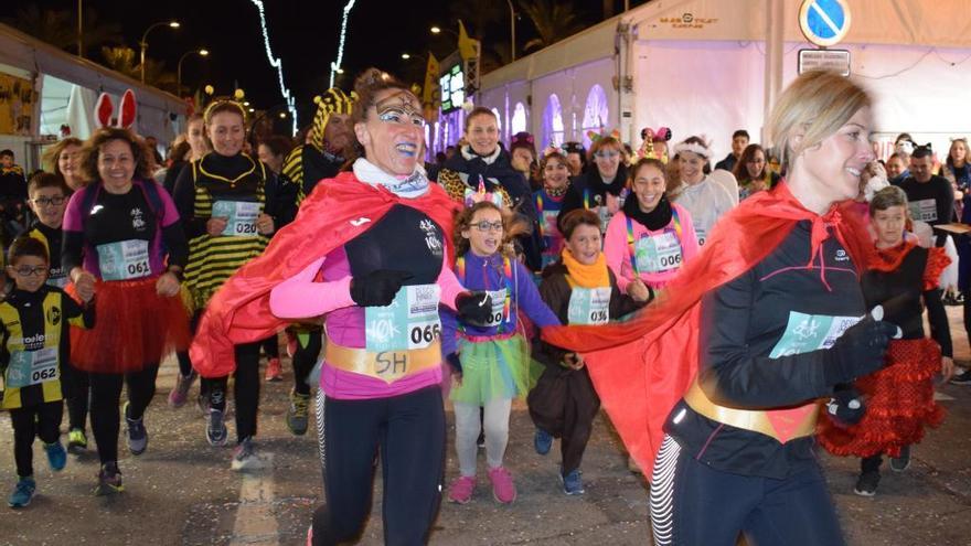 El Carnaval de Vinaròs se llena de color con la batalla de confeti