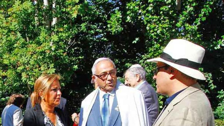 Rosa Valdeón y Abraham Haim junto a Jesús Jambrina.