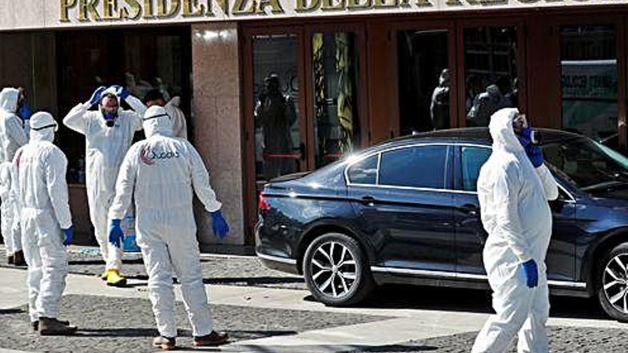 Diverses persones es preparen per fer prevenció en un edifici governamental a Roma.