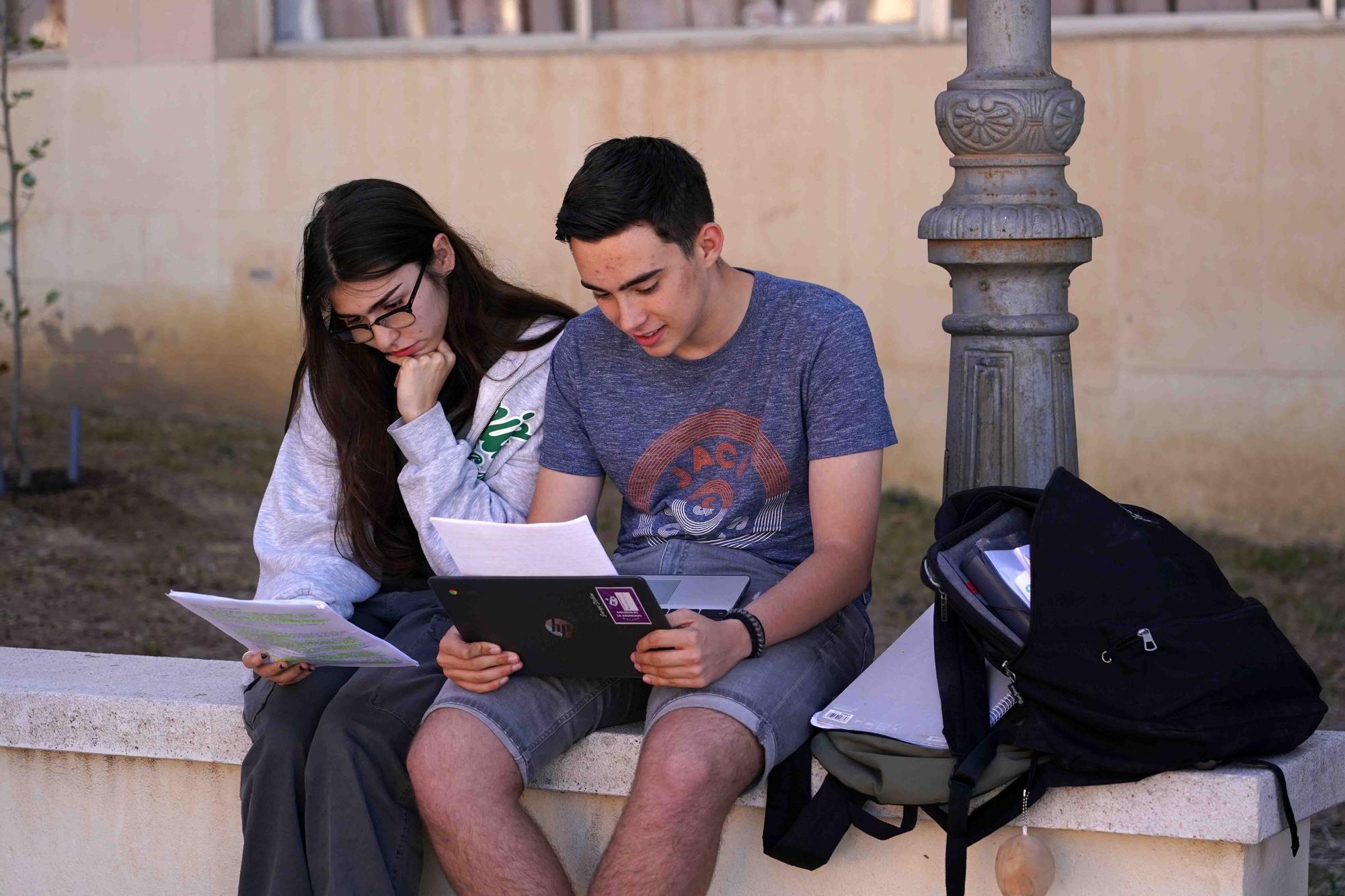 Estudiantes en el comienzo de las pruebas de la PEvAU (Selectividad), en la Universidad de Málaga.