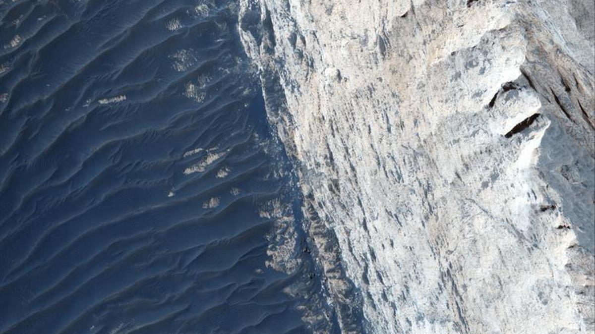 Una vista del Ophir Chasma, en la parte norte del vasto sistema de cañones de Marte, Vallles Marineris, tomada por el Mars Reconnaissance Orbiter de la NASA.