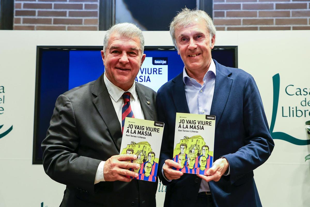 Xavi Torres i Joan Laporta en la presentació del llibre a Barcelona, el novembre passat.