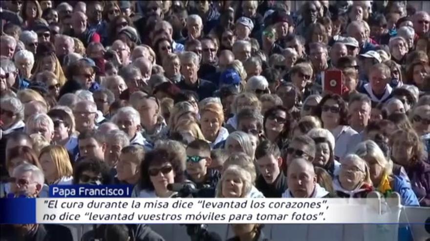 El papa Francisco: "Levantad los corazones, no los móviles"