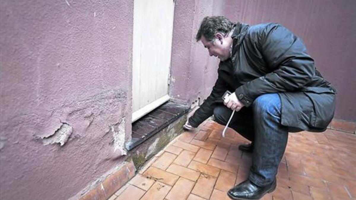 Inspección de un edificio con problemas de humedad en la fachada posterior.