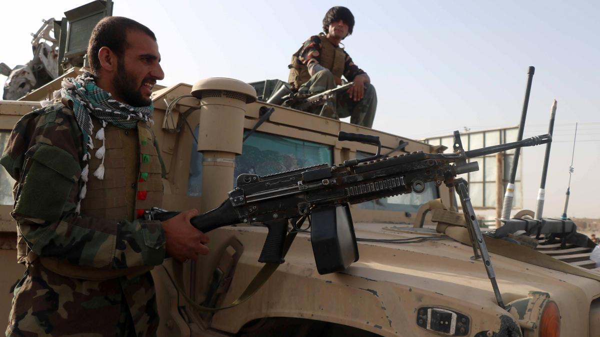 Soldados del Ejército afgano vigilan un puesto de control en Guzara, en la provincia de Herat, ante el avance de los talibanes.