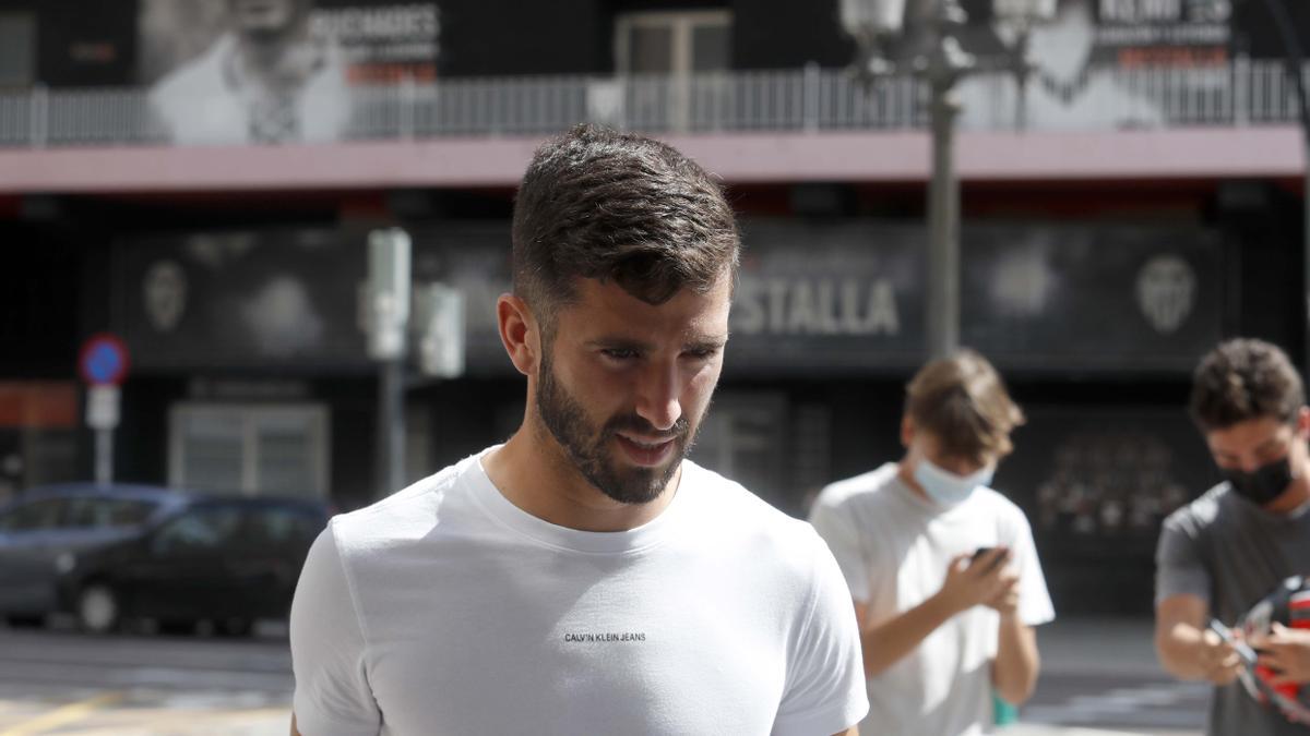 Gayà, este sábado a la salida de Mestalla.