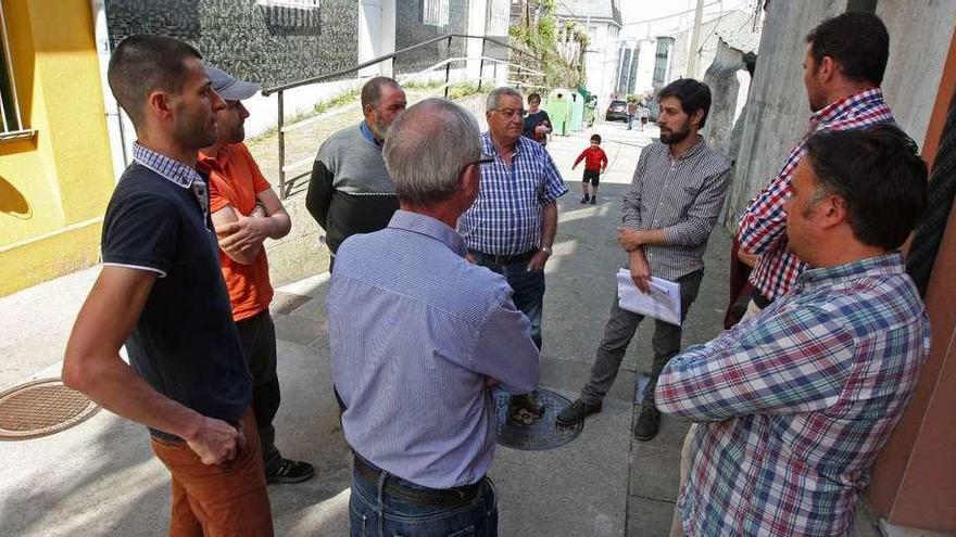 Vecinos y hosteleros, ayer, reunidos con el alcalde, un técnico municipal y responsables de la empresa Desmaco S.L.U. // Bernabé / Cris M.V.