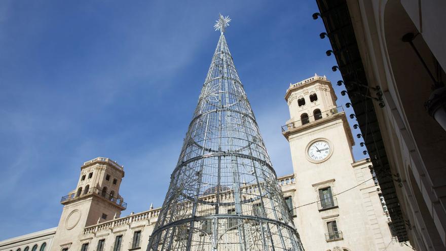 Montaje del árbol de Navidad en la Plaza del Ayuntamiento de Alicante