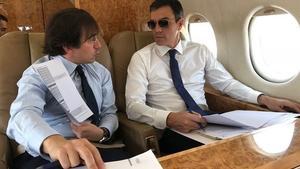 Pedro Sánchez y José Manuel Albares, en el avión oficial que traslada al presidente del Gobierno.