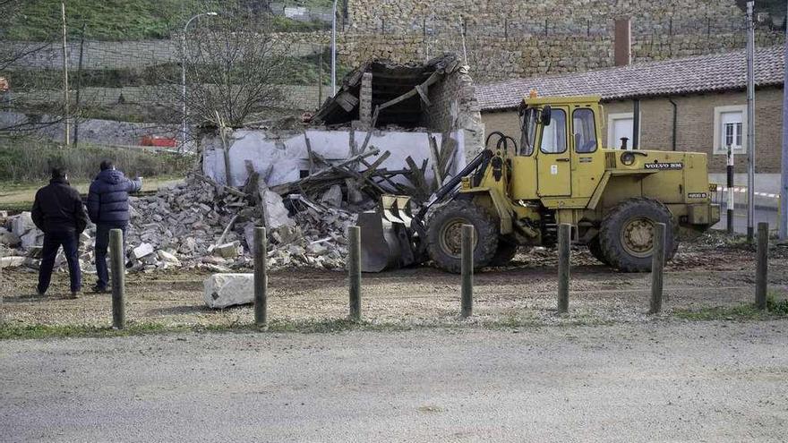 Imagen del derribo de la Casa del Guardagujas en febrero de 2016.