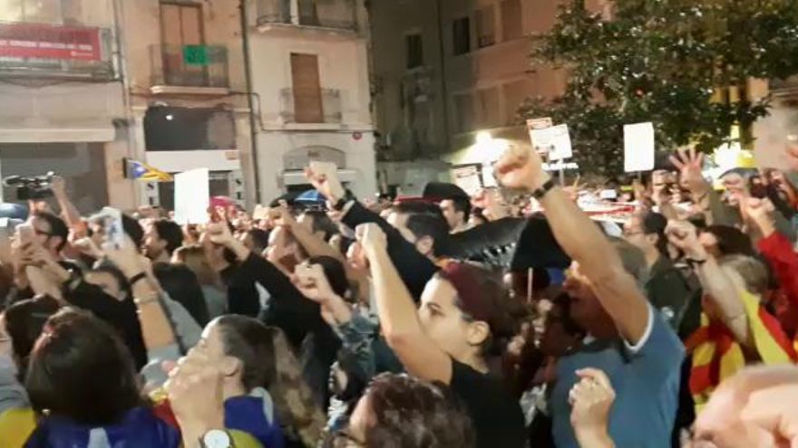 Consignes unitàries contra la sentència del procés a la plaça de l'Ajuntament de Figueres