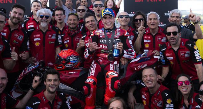 El equipo Lenovo Ducati celebra la victoria de Marc Márquez al esprint, en Brasil.
