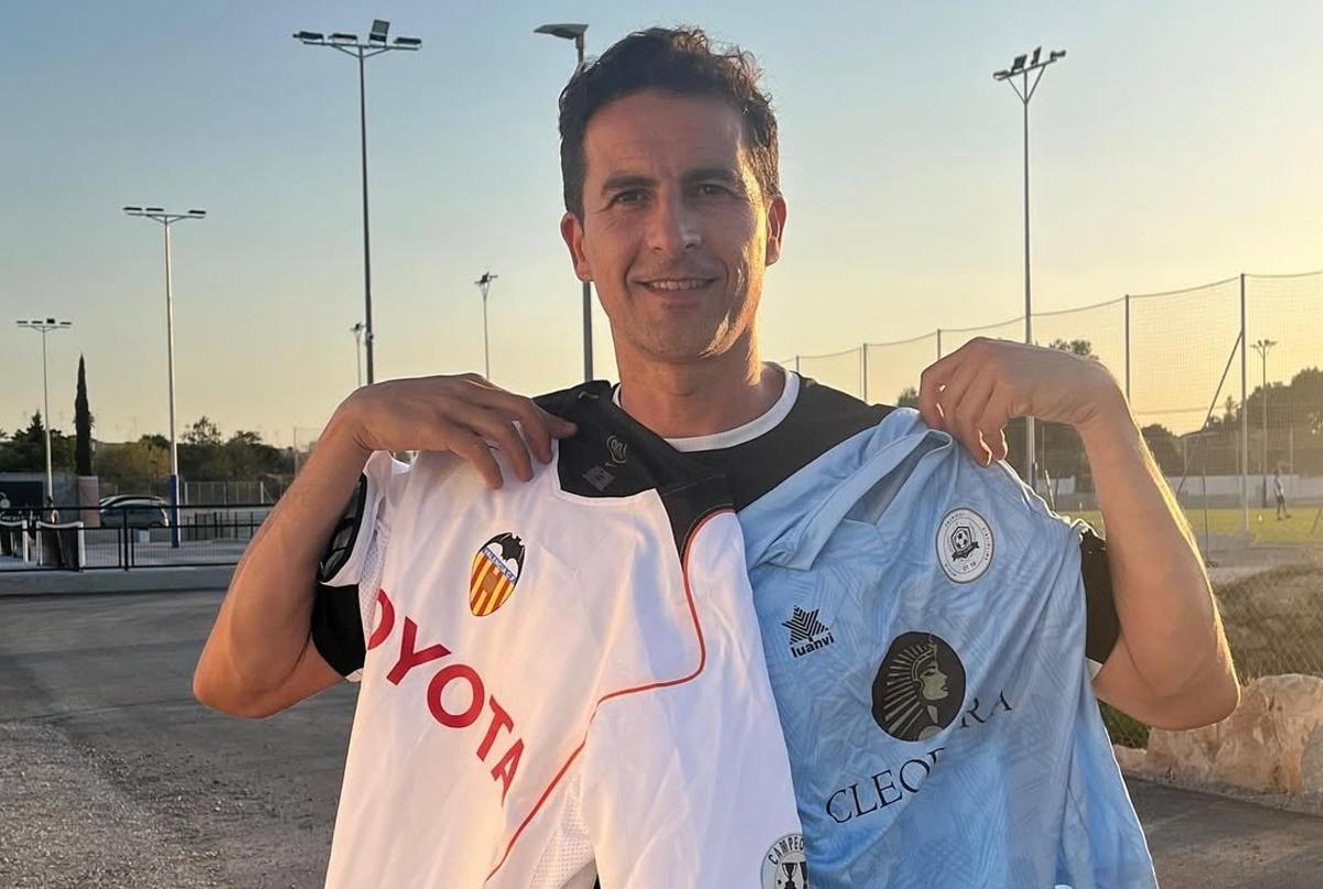 Jorge posa con la camiseta del Valencia CF y de la Academia 21 10