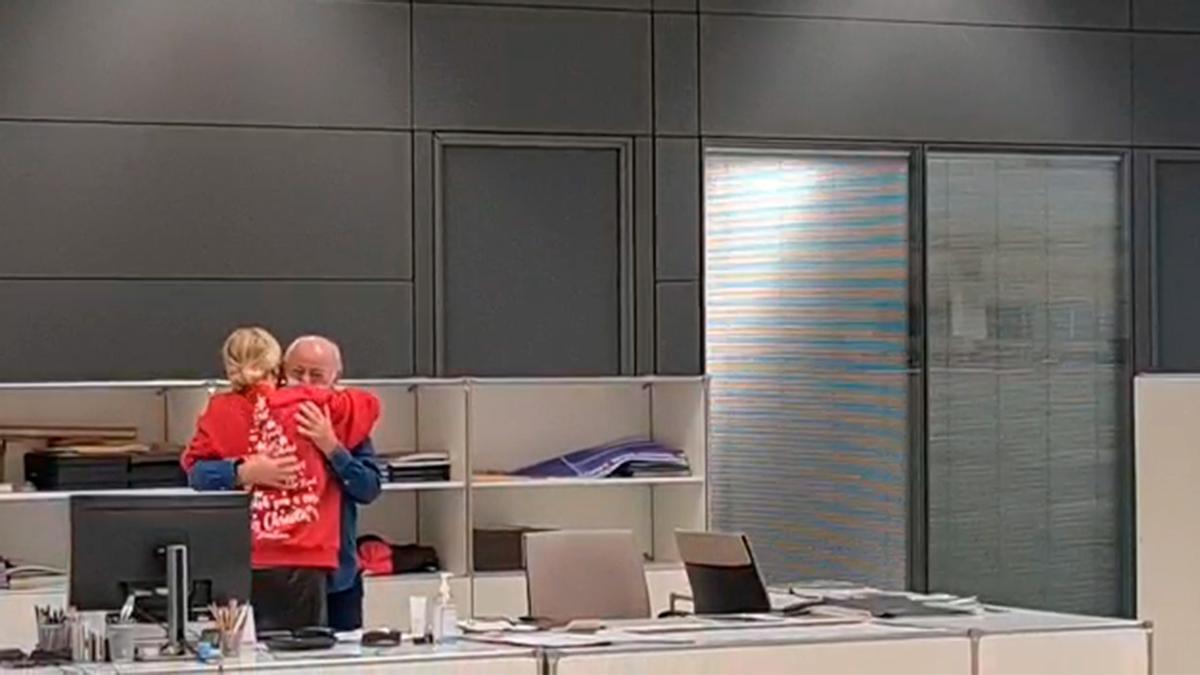 Marta Ortega abraza a su padre, Amancio Ortega, llorando tras su sorpresa en Navidad