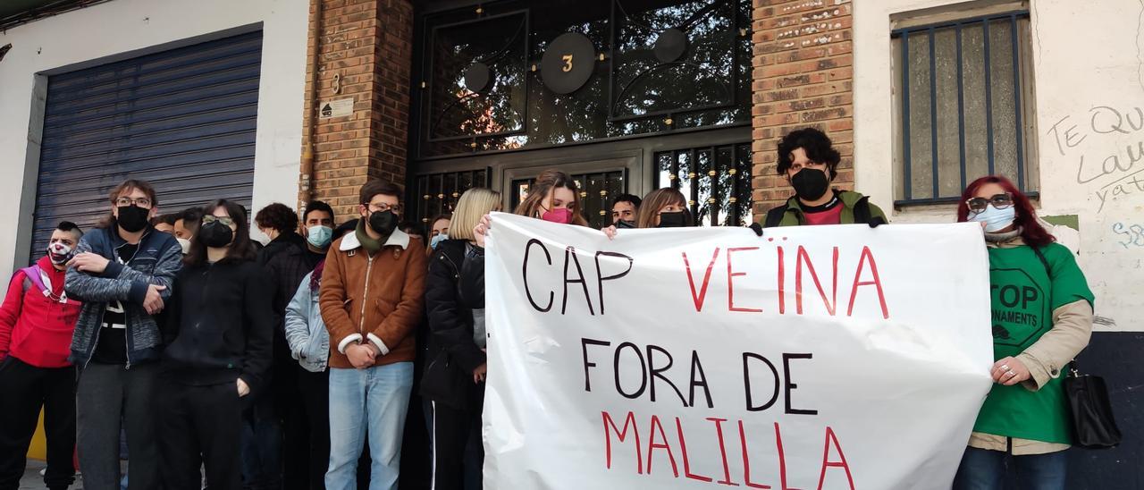 Activistas del sindicato de barrio Construyendo Malilla en la  puerta de la afectada