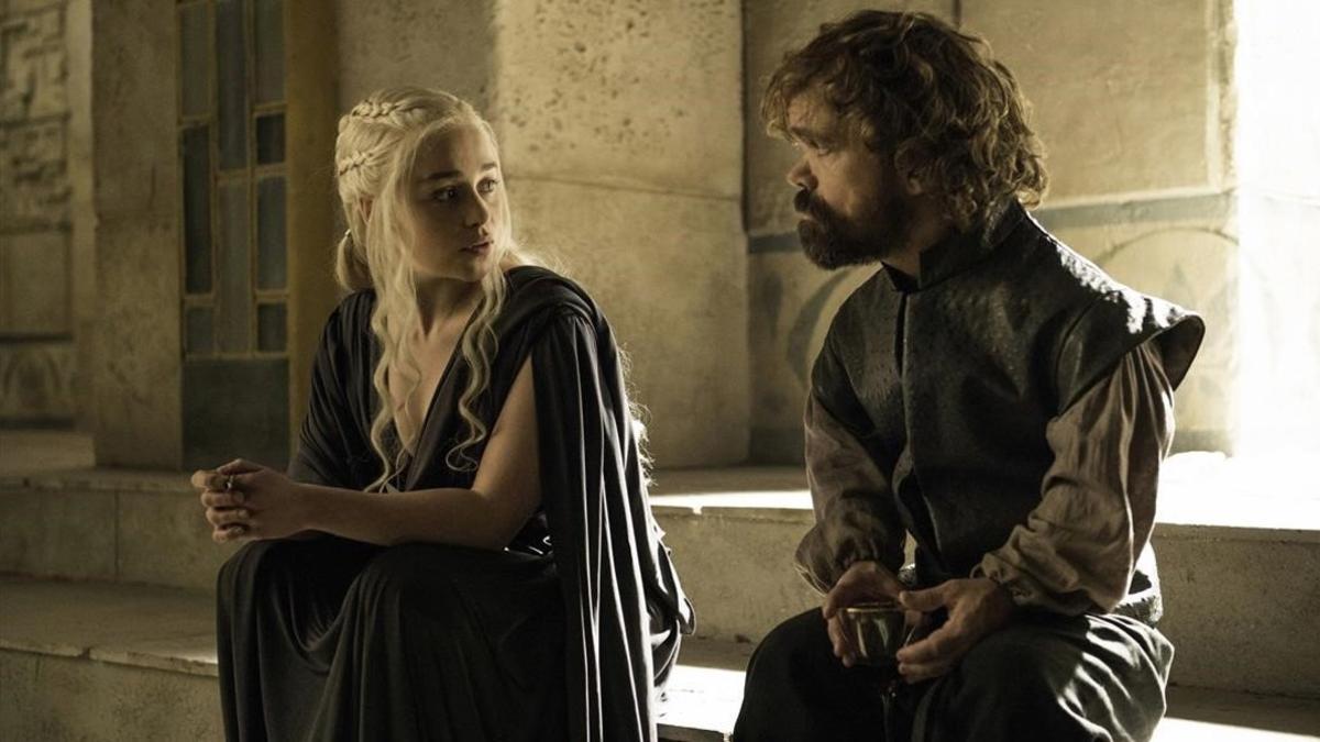 Emilia Clarke (Daenerys Targaryen) y Peter Dinklage (Tyrion Lannister), en el último episodio de la sexta temporada de 'Juego de tronos'