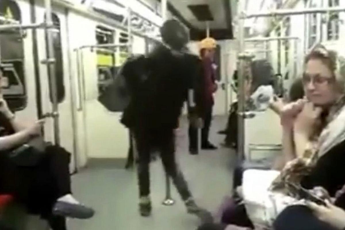 Una jove iraniana balla al metro de Teheran.